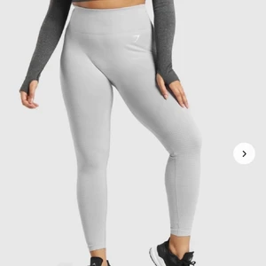Gymshark tights - Gör en ny annons på dessa tights från gymshark för billigare pris!! Nästan helt oanvända jättebra skick!! Säljer för 200, ordinarie pris 549kr