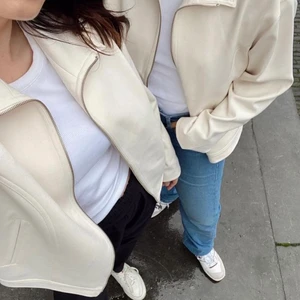 Djerf Avenue dupe  - Ser i princip exakt likadan ut som djerf avenue koftan, samma material och samma färg, använd endast en gång då jag redan har en liknande, så i helt nyskick! Står strl xxl men sitter som en S på. Fotar gärna fler bilder, men den 3e bilden är min egna;)