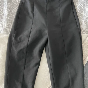 zara kostymbyxor  - Säljer nu mina kostymbyxor som jag köpte i fel storlek. Jag är 165 och det är för långa för mig . De skulle passa någon som är 170-175 . De går även att göra de 3 cm längre om man skulle vilja det . Köparen står för frakten 