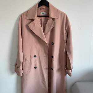 En fin kappa från nelly. Färgen är smuts rosa och passar till det mesta. Passar perfekt till våren