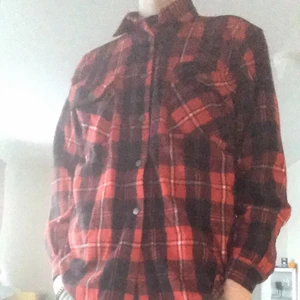 Flanellskjorta bomull  - Skjortan ni ser är en tjock och varm bomullsskjorta som jag haft ett tag men sällan använt. Storleken är XL men sitter snarare mer som en LARGE. Väldigt bekväm och funkar bra som både utomhusplagg på vår och sommar men även som vanlig skjorta. Stilmässigt blandat mellan skate,grunge,rockabilly etc. Men egentlgien bara som en vanlig skjorta
