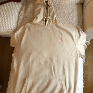 Två Playboy Hoodies - Två playboy hoodies. en beige och en svart. Båda tröjorna är använda fåtal gånger så båda är i bra skick. köp båda 200kr enskilt 150/st ❗️köpare står för frakt❗️