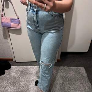 Super dina mom jeans från hm, dessa är helt nya (alla lappar kvar). Bara provade, är 165cm och dessa tyckte jag var för korta.. Köpare står för frakt ❤️