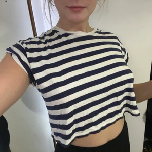 Topp - Superfin halv-croppad top i vitt och marineblått. Lite båtig-stil. 