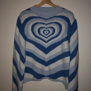 Stickad tröja  - Mysig stickad tröja med fint motiv. Storlek L (passar fint på både M och L personer)  