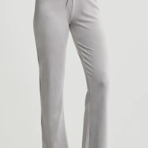 Gina velour trousers - Säljer mina Cecilia velour trousers från Gina tricot. Färgen är ljusgrå. Storlek XS. Använda men hela och okej skick, säljer då de börjar bli för korta för mig. Skriv för egna bilder. PRIS KAN DISKUTERAS 🖤