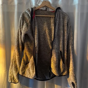 Grå fluffig tjocktröja - Mysig tröja som är väl använd men fortfarande mysig. 