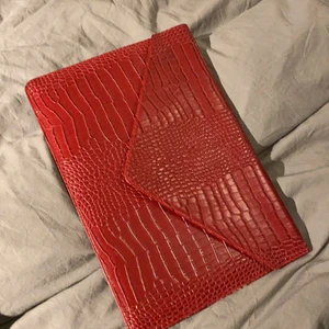 datorfodral - Rött läder fodral, köpt förra året av ett UF företag för 300 kr! Skriv för mer bilder men ett jätte fint fodral!