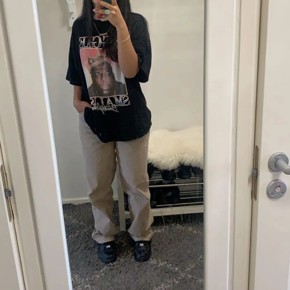 jätte sköna chinos/jeans, köpta för några månader sen och använda fåtal gånger. passar till mycket men säljes pga jag knappt använder de längre. köpare står från frakt :). . Farkut & Housut.