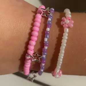 One size: rosa/lila armband med olika motiv🌸✨med berlock 40kr, utan 30kr✨önskad design +10kr (köparen står för frakten)