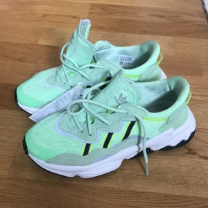 ozweego adidas skor - Säljer dessa coola helt oanvända ozweego skorna då dem inte kommer till användning💚Storlek: 39 2/3, köparen står för frakt😙