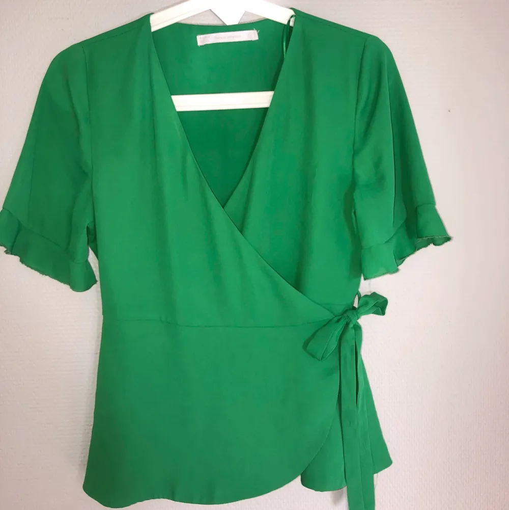 Superfin grön blus från Zara i strl S💚 fint skick! köparen står för frakten💚. Toppar.