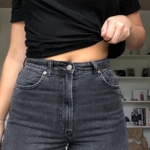 Mörkgråa jeans - Säljer mina mörk gråa jeans från Hm då de tyvärr är för korta för mig (174cm), änvända ca 2 gånger så grymt bra skick! Säljer likadana i en ljusblå färg. Köparen står för frakt💞