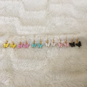 Fjärils örhängen  - Finns i lila, rosa, gul, blå, vit och svart🦋 Krokarna är nickelfria (kan innehålla spår av nickel). Betalning via swish