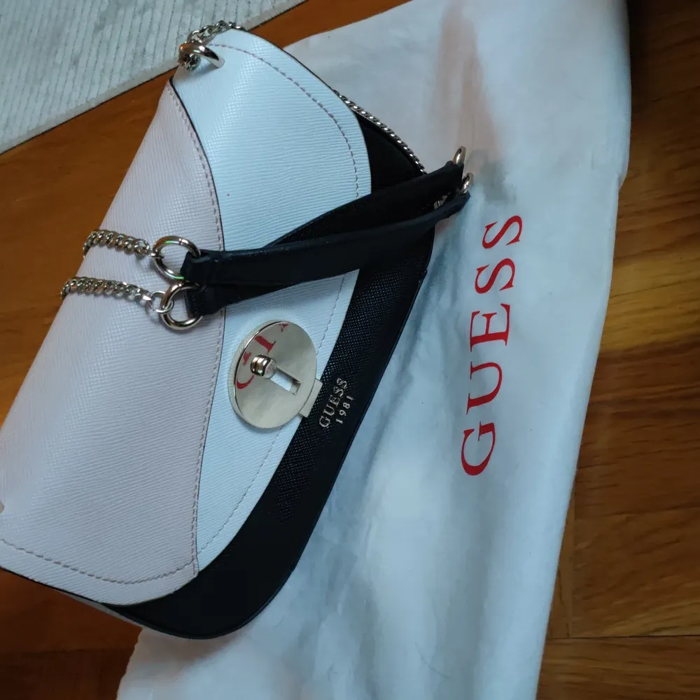 Söt och fin liten handväska från Guess köpt på Guess i Miami. Den är knappt använd så den är som ny! . Väskor.