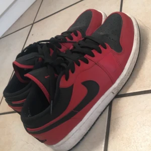 Jordans red low - Säljer nu mina låga röda Jordans, inga tydliga täcken på användning, riktigt sköna skor 
