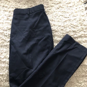 Kostymbyxor Stl M/38 - Mörkblå kostymbyxor i storlek M/38, men med resårband på baksidan vid midjan så lite stretch. Endast använd 1 gång. Pris kan diskuteras.