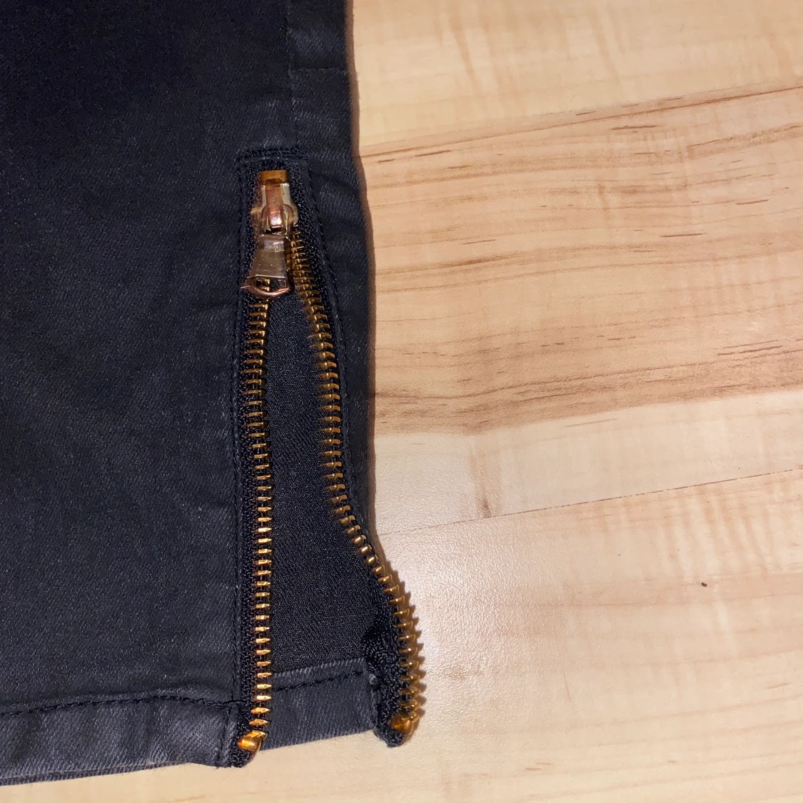 Svarta tajta jeans med slits! - 91