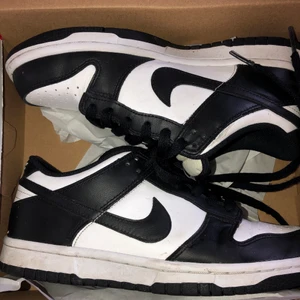 Nike dunks low  - SÄLJER NU AS FETA DUNKS FÖR BRA PRIS! Skorna är använda ca 5 gånger då jag har varit väldigt rädd om de! Skick 9/10 då de är lite creasade men inget som syns när skorna är på! Om fler är intresserade blir det budgivning