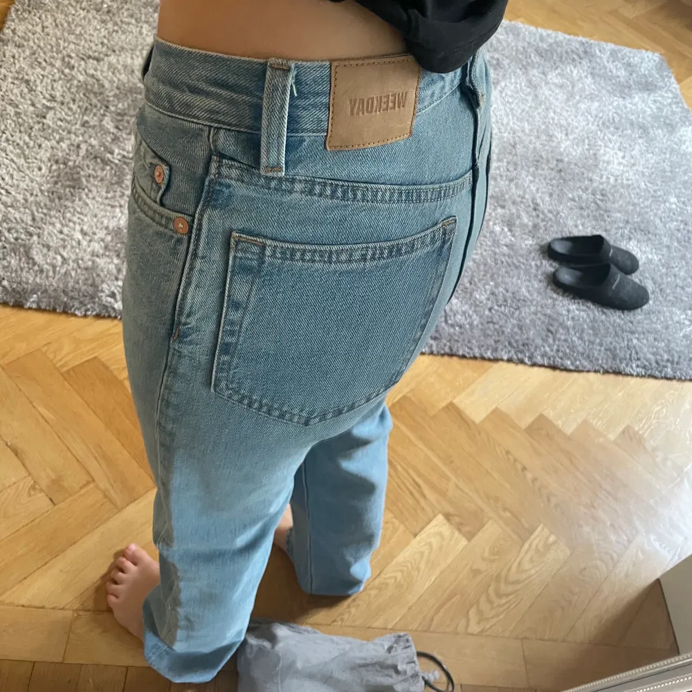 säljer dessa så snygga jeans från weekday då jag tycker dom är gränsfall för små för mig och inte får så mycket användning av dom. Inprincip helt oanvända och är i så fint skick. Skriv för förhandling av pris eller mer bilder. Jeans & Byxor.