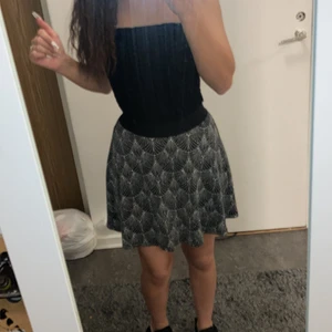 Glittrig kjol - Svart och silverglittrig kjol i storlek XS.