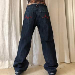 Baggy jeans med coolt tryck på fickorna! ❤️‍🔥 sitter lågmidjat på mig med w26⭐️ midjemått: 92cm, innerben: 80cm, jag är 170cm lång!🧡