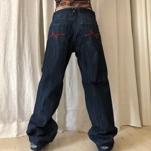 Baggy jeans - Baggy jeans med coolt tryck på fickorna! ❤️‍🔥 sitter lågmidjat på mig med w26⭐️ midjemått: 92cm, innerben: 80cm, jag är 170cm lång!🧡