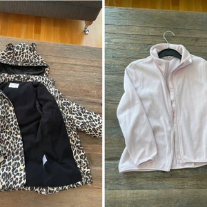 Vinterjacka och fleecejacka strl 122 - Leopardfärgad vinterjacka samt en rosa fleecejacka, båda i strl 122. Säljes som paket (170kr) eller separat 100kr st. 