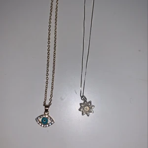 2 HALSBAND, GULD O SILVER - 2 halsband i guld och silver, inte äkta, en kostar 15 så om du vill ha båda kostar det 30kr ❤️