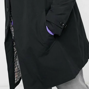 Svart kappa - Jättefin Burton svart kappa köpt på ASOS för 802kr och säljer nu för 549kr inkl frakt🥰🥰 Säljer pga att den aldrig används och är väldigt stor på mig. Kappan är i 5XL och i väldigt fint skick🤩🤩