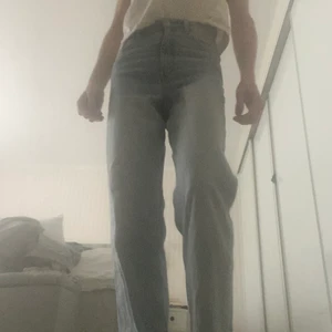 MONKI jeans storlek 25 - Ljusa MONKI jeans, hög midja, vida ben som är klippta/fransiga nedtill. 90-tals modell. Ganska små i storlek så passar 24-25. Snyggt slitna och sköna i tyget.