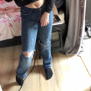 Jeans  - Säljer mina blåa håliga jeans som är lite utsvängda längst ner vid benen. Jätte fina verkligen men kommer tyvärr inte till användning. 