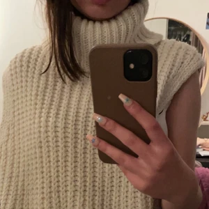 Oversized stickad tröja  - Jätte fin och bekväm stickad tröja, väldigt oversized. Tyvärr aldrig använd. Men jätte fint material och skick. 