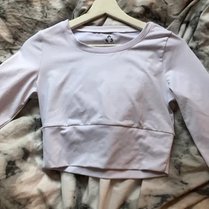 Vit träningströja  - Fin vit tränings tröja, kan användas till vardags. Använd 2 gånger. Hål för tummarna 