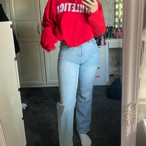 Blå jeans - Säljer ett par raka jeans från Monki i modellen ”taiki”. Storlek  28. Säljer för 150kr + frakt. 