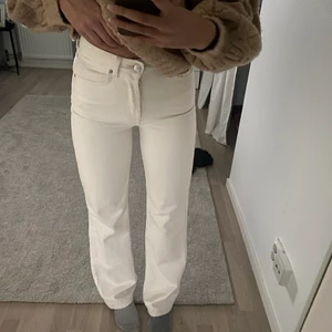 Gräddvita jeans - Ett par beiga/gräddvita jeans från Bikbok! Använda fåtal gånger. 💕 Jag är 173cm lång. 