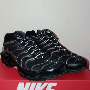 Nike Air Max plus (TN) || storlek 43 || 'black metallic' || skicket på dessa skor kan variera mellan 6 och 8/10 då sulan har limmats