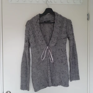 Kofta  - Stickad kofta men knytning vid midjan.