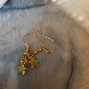 Smycken - Här är stjärnörhängen!! I guld! Örhängerna kostar 8kr plus frakt! Man kan även köpa bara berlockerna och då kostar 1kr st! 📦💍📿😀❤️