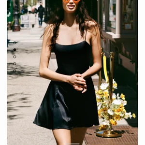 Satinklänning från zara - Klänning från zara, storlek xs. Använd en gång, som ny. Fin under t.ex en stickad tröja. Köparen står för frakten💕