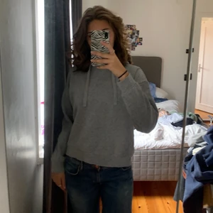 Grå hoodie - Grå hoodie från new yorker. Storlek S, passar XS-M. Välanvänd. Köparen står för frakt.