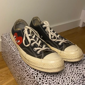 Comme des garcons Converse - Säljer mina Converse då jag har inte använt de på länge. Skorna är använda ett fåtal gånger därav kvaliteten på de :) Kan gå ner i pris vid snabbaffär. 