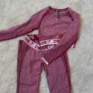 Gymshark träningsset - Säljer mitt så fina träningsset från gymshark som aldrig är använt - nyskick!💓 Storlek S men stretchigt material! Köp antingen bara toppen för 220 (nypris 399), bara tightsen för 250 (nypris 449) eller hela setet för 450kr!!! 