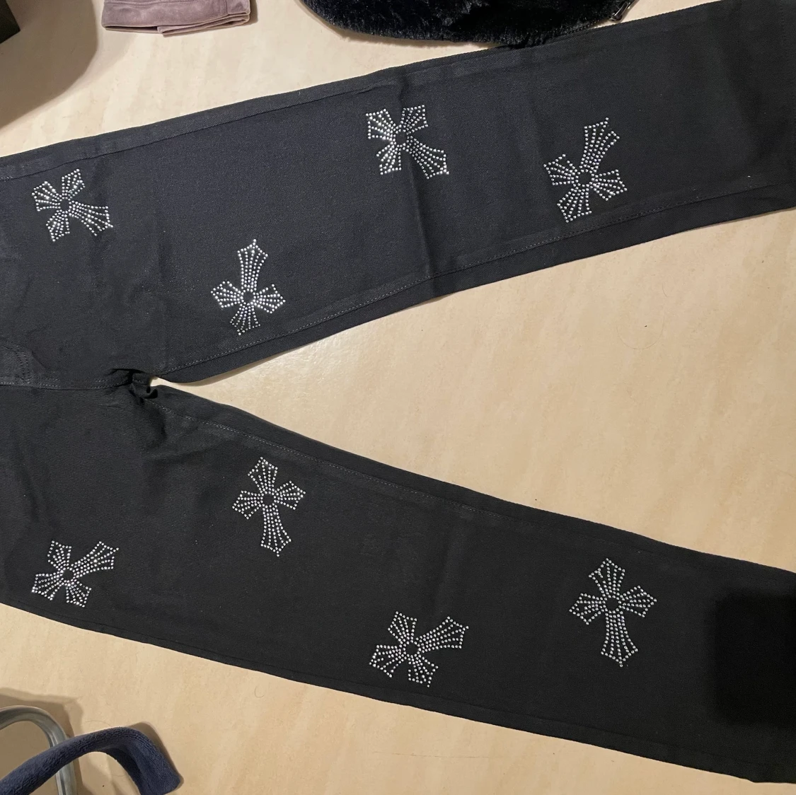 Cross rhinestone boyfriend jeans  - 90