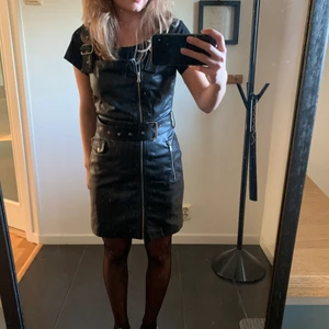 Svart skinklänning - En snygg och cool skinklänning som knappt är använd och är i bra skick. Frakt ingår inte i priset.