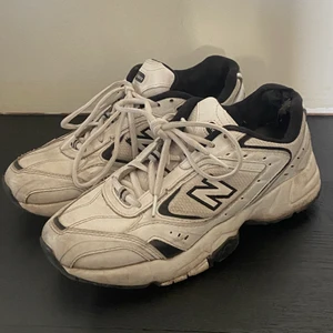 New Balance - I en 40.5 och är i ett mycket använt skick, men ser fortfarande bra ut och med småfix kan dem säkert funka hur bra som helst ! Men därav ett lägre pris.