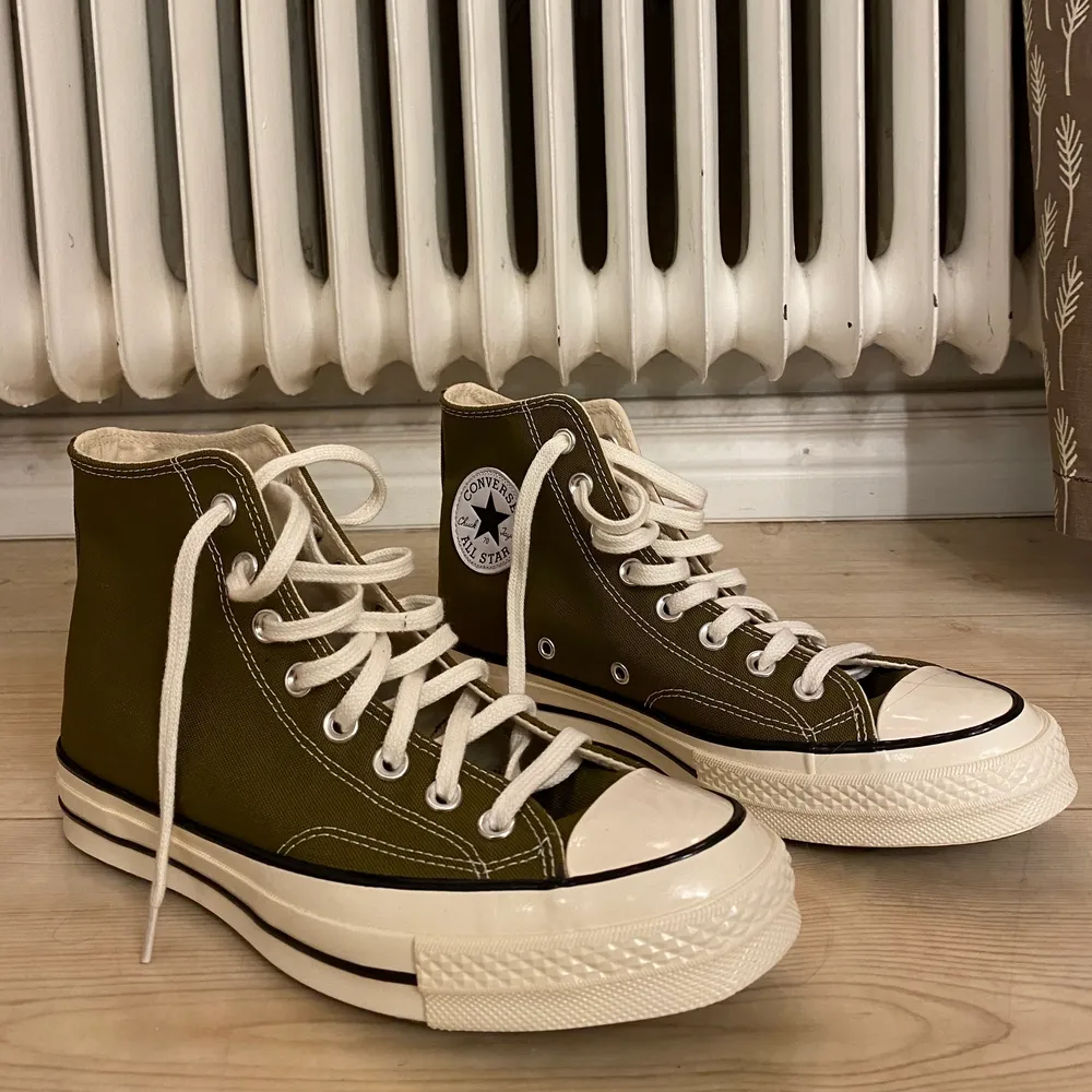 Oanvända superfina olivgröna converse chuck taylor i storlek 40. Köpta  på asos och jag skulle returnera men väntade för länge. Köparen står för frakten. 550kr startbud! . Skor.