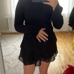 Fin hösttröja - Kabelstickad tröja med volang och Vidar ärmar