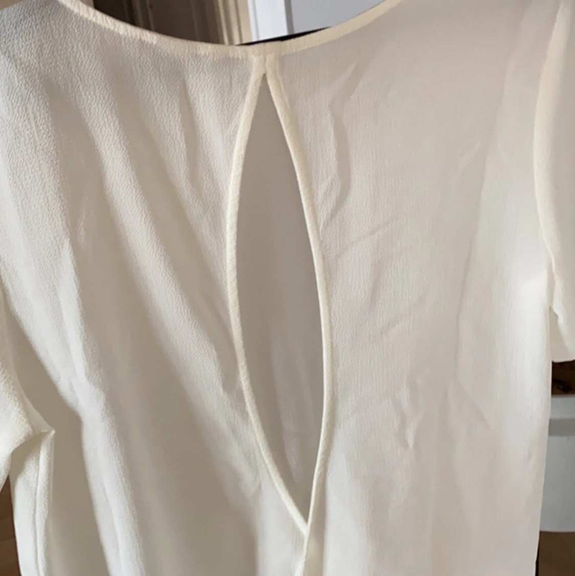 Ny topp med detaljer i ryggen - 91