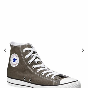 Bruna Converse🤎 - Säljer mina bruna converse i storlek 39.5🤎helt slutsålda på boozt.com hemsida, köpta för 750🤎vid intresse eller bud skriv privat🤎om flera är intresserade startar jag budgivning🤎